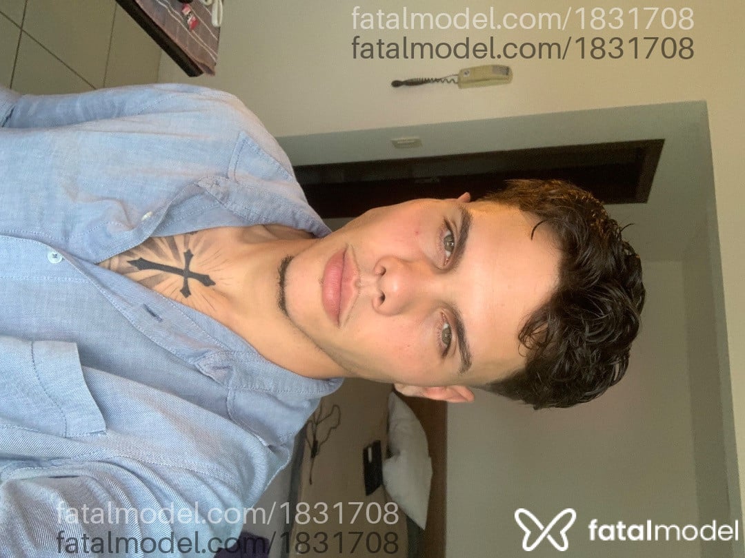 Acompanhante homem com cabelo castanho de olhos verdes - Gaspar