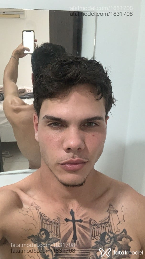 Acompanhante homem com cabelo castanho de olhos verdes - Gaspar