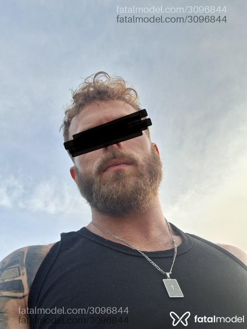 Acompanhante homem loira (o) de olhos azuis - Russo
