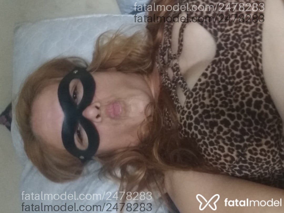 Acompanhante mulher loira (o) de olhos castanhos - Roseli