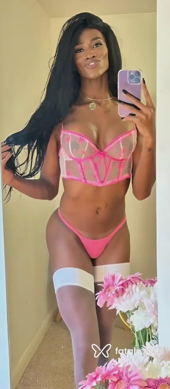 Acompanhante mulher trans com cabelo castanho de olhos castanhos - Thaís Gomes