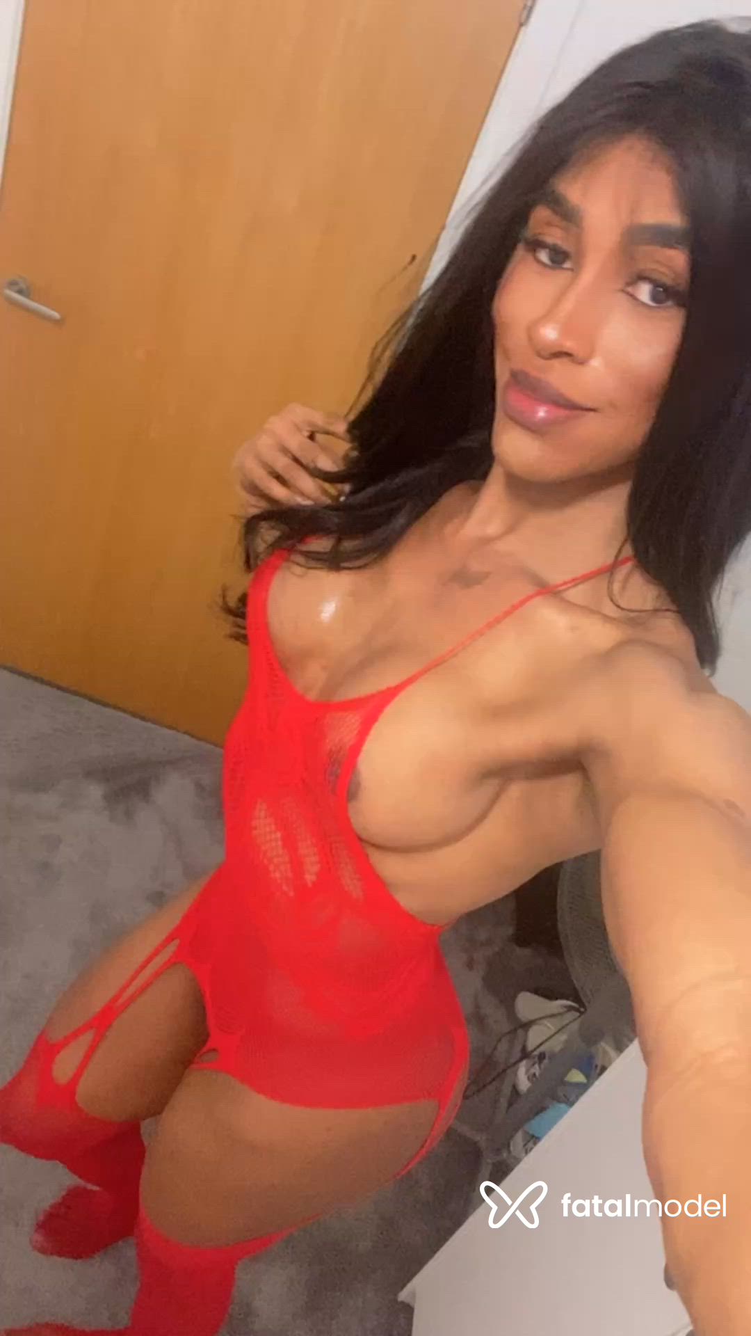 Acompanhante mulher trans com cabelo castanho de olhos castanhos - Thaís Gomes