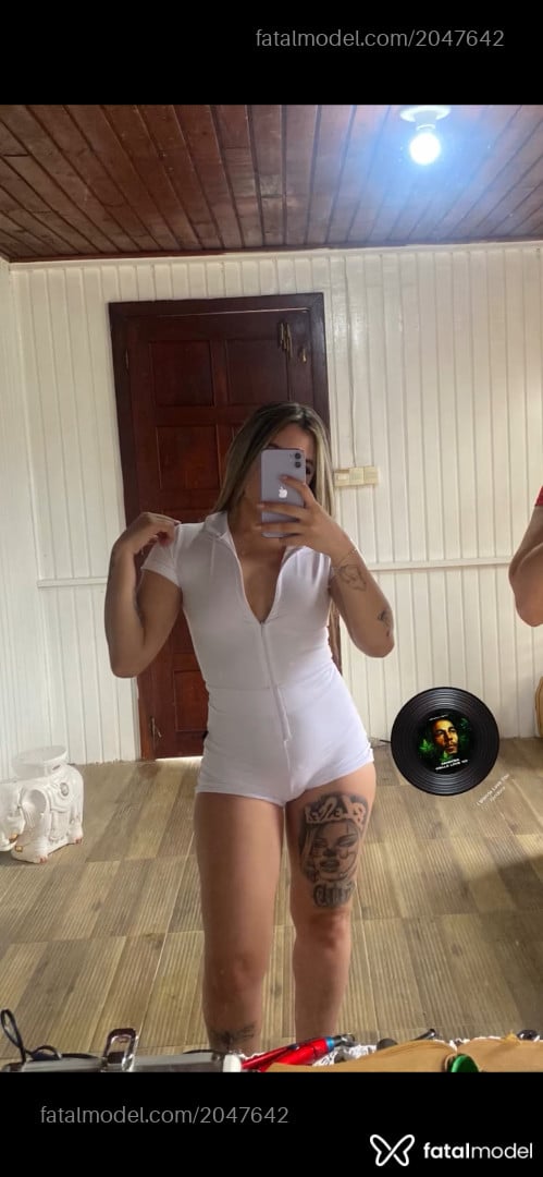Acompanhante mulher com cabelo colorido de olhos mel - Mel Mendes