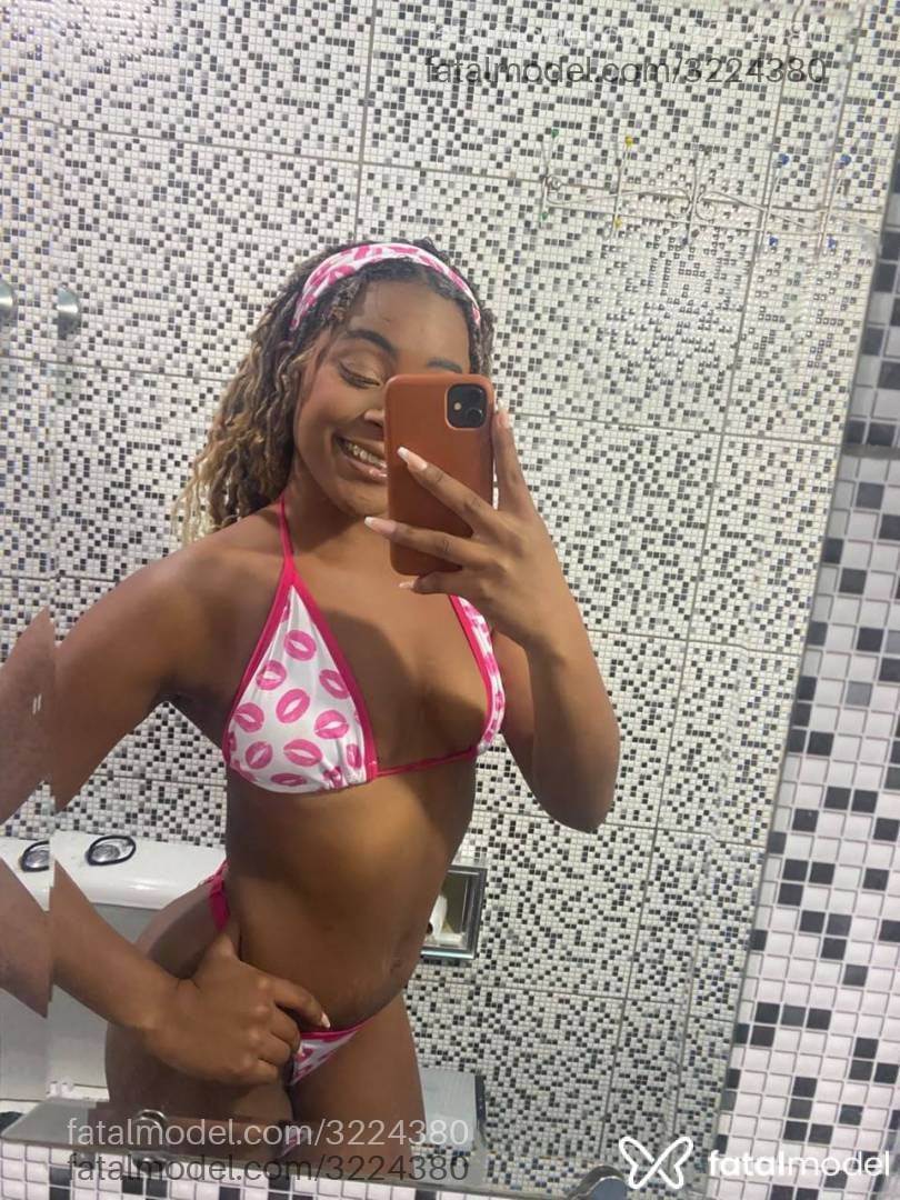 Acompanhante mulher morena (o) de olhos pretos - Emanuelle
