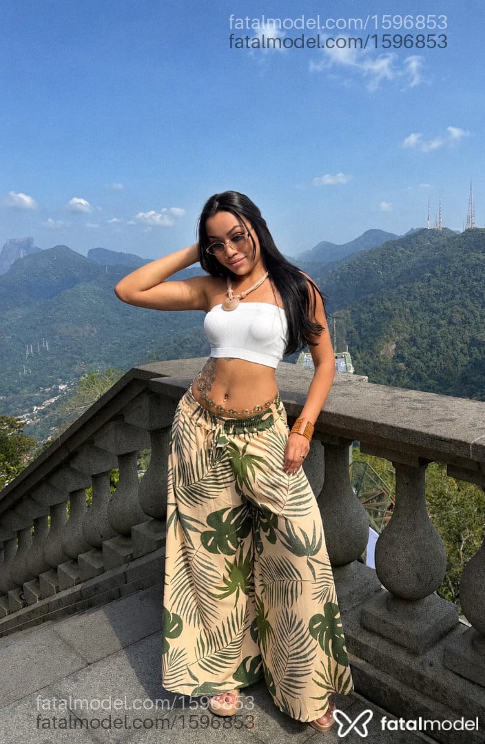 Acompanhante mulher com cabelo castanho de olhos castanhos - Paula Menezes