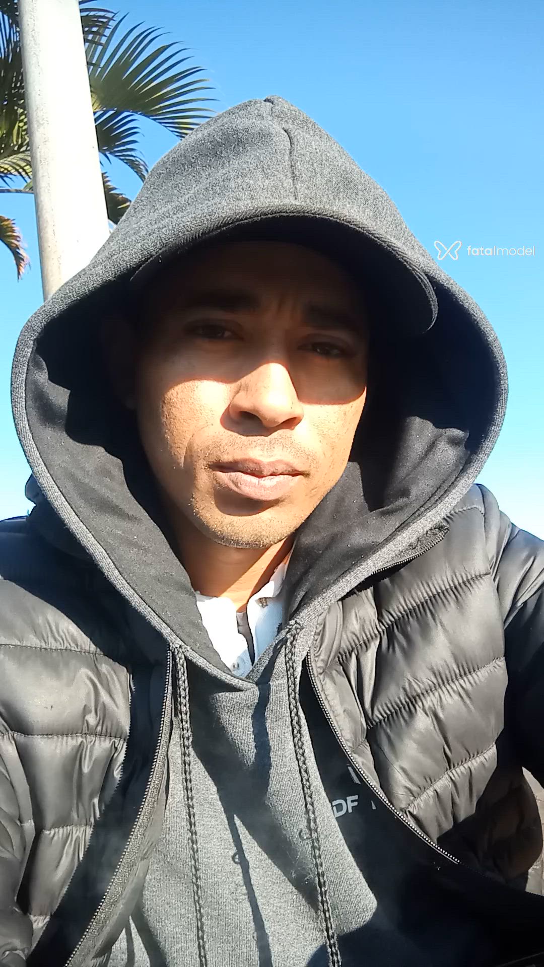 Acompanhante homem com cabelo castanho de olhos pretos - Angel Acompanhante homem com cabelo castanho de olhos pretos - Angel
