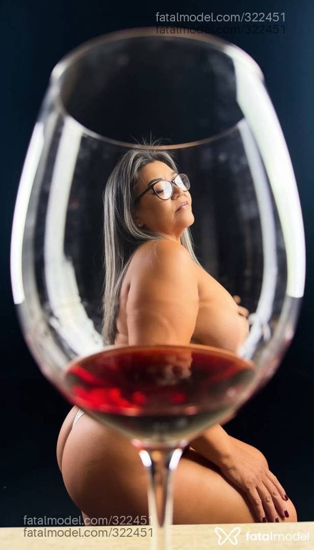 Acompanhante mulher loira (o) de olhos castanhos - Escaletti