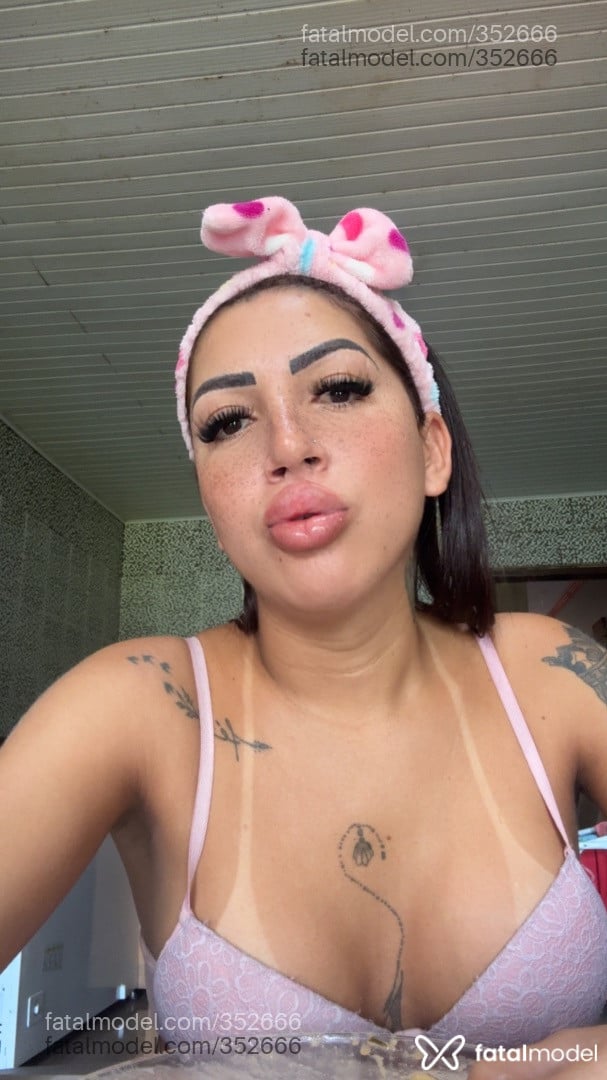 Acompanhante mulher trans com cabelo castanho de olhos castanhos - Dannyzinha