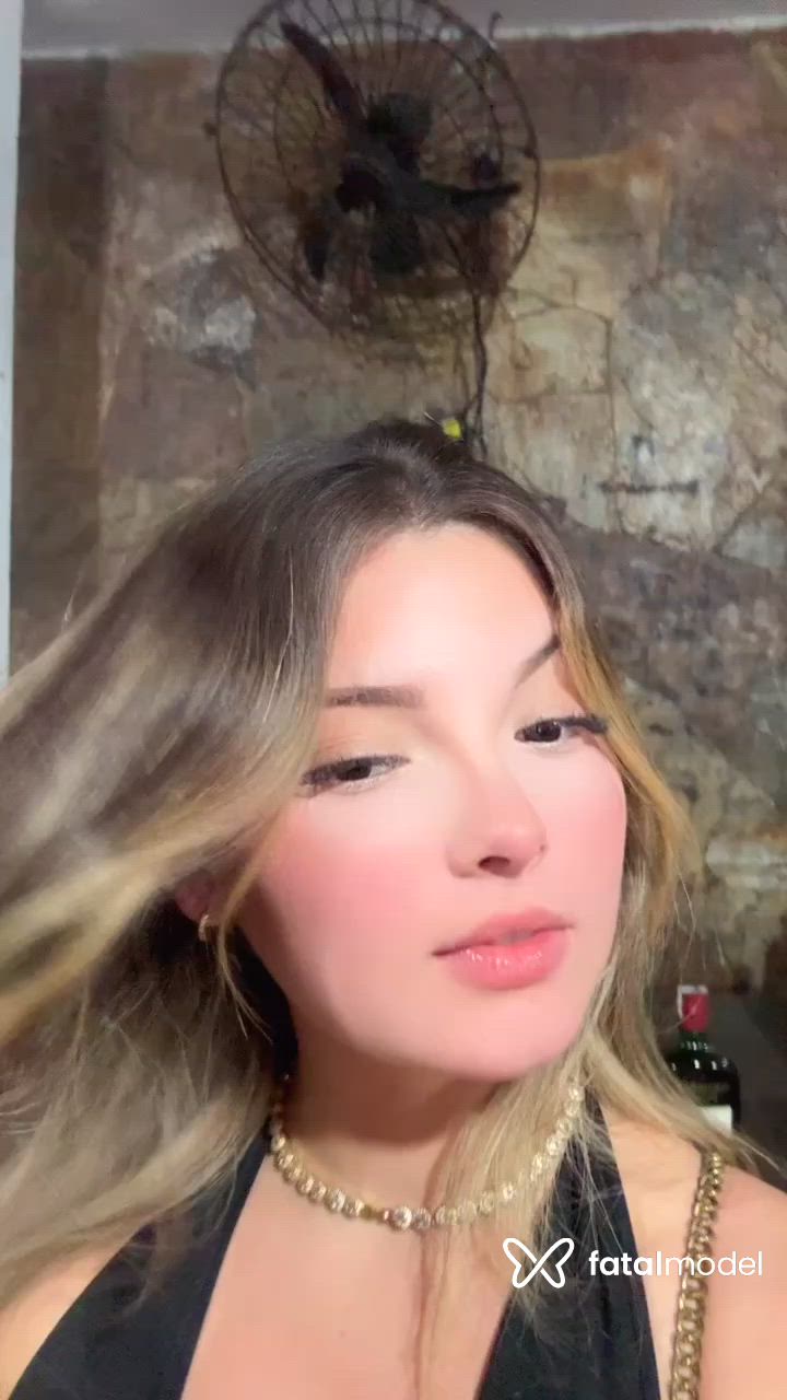 Acompanhante mulher loira (o) de olhos castanhos - Alicia
