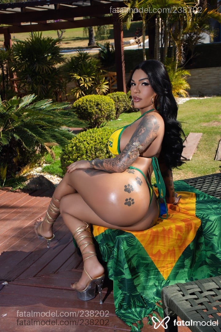 Acompanhante mulher trans loira (o) de olhos castanhos - Bruna Martins