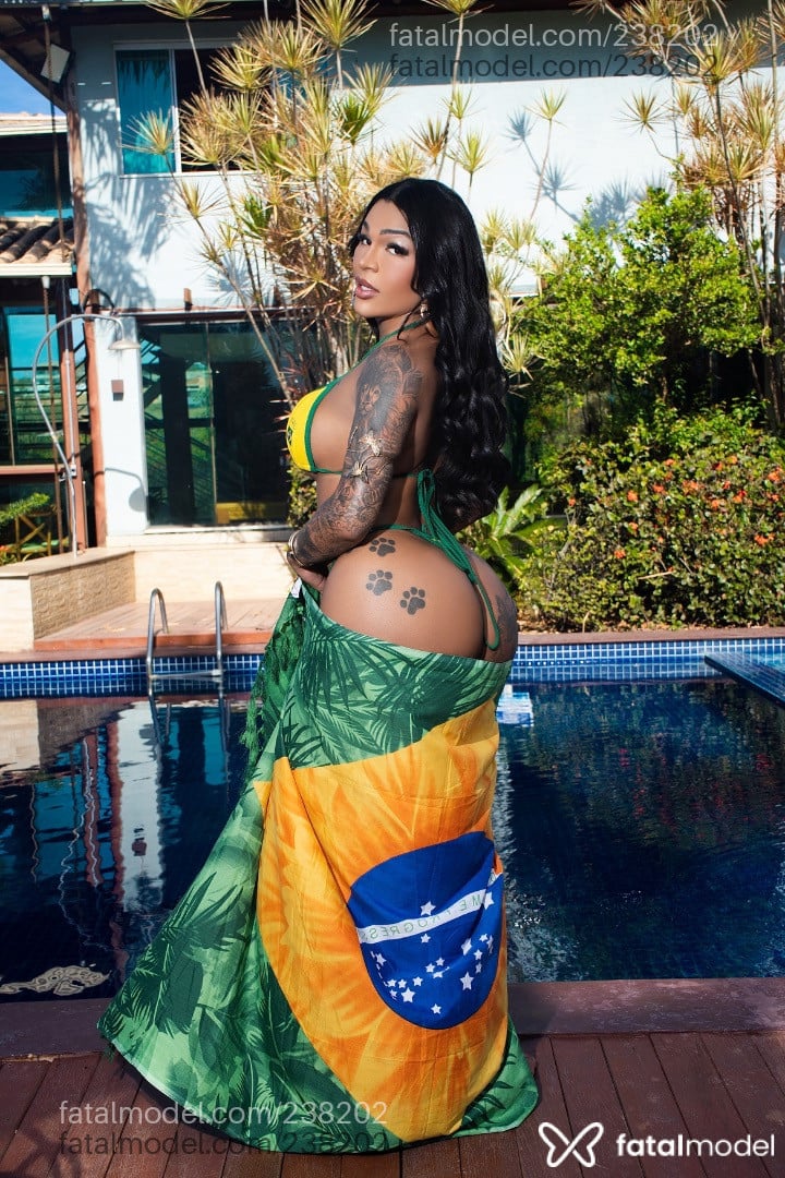 Acompanhante mulher trans loira (o) de olhos castanhos - Bruna Martins