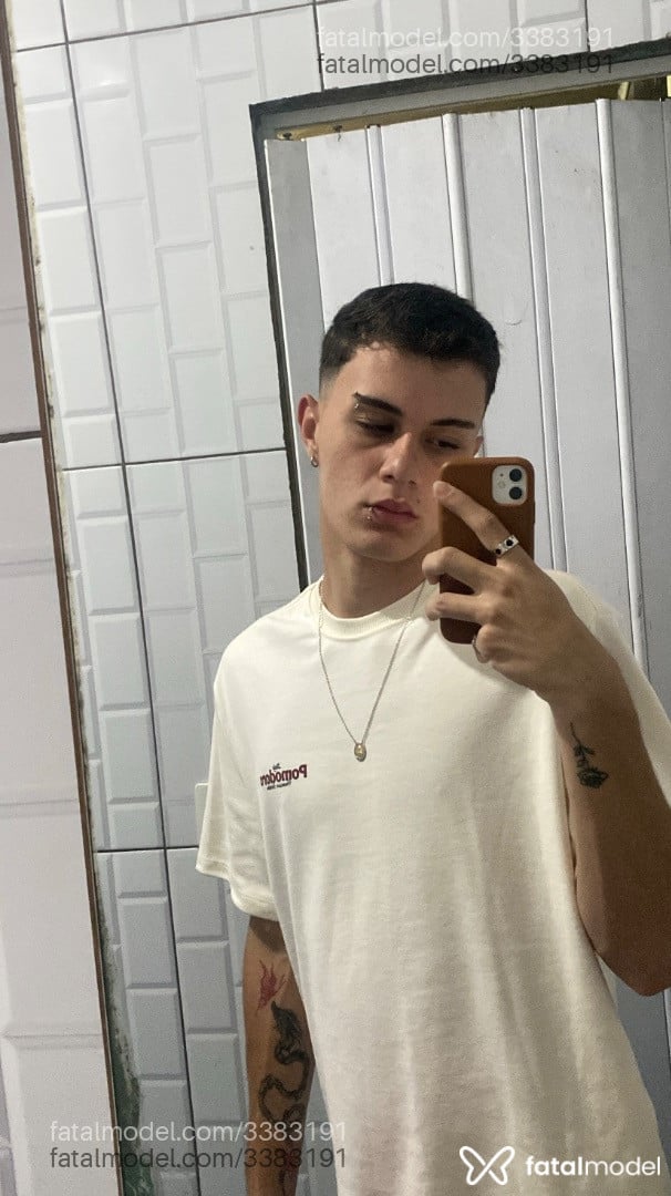 Acompanhante homem com cabelo castanho de olhos castanhos - Renan Rosa