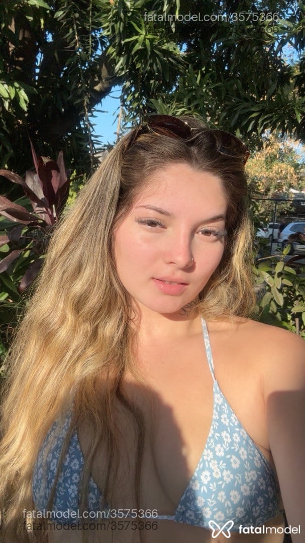 Acompanhante mulher loira (o) de olhos castanhos - Alicia