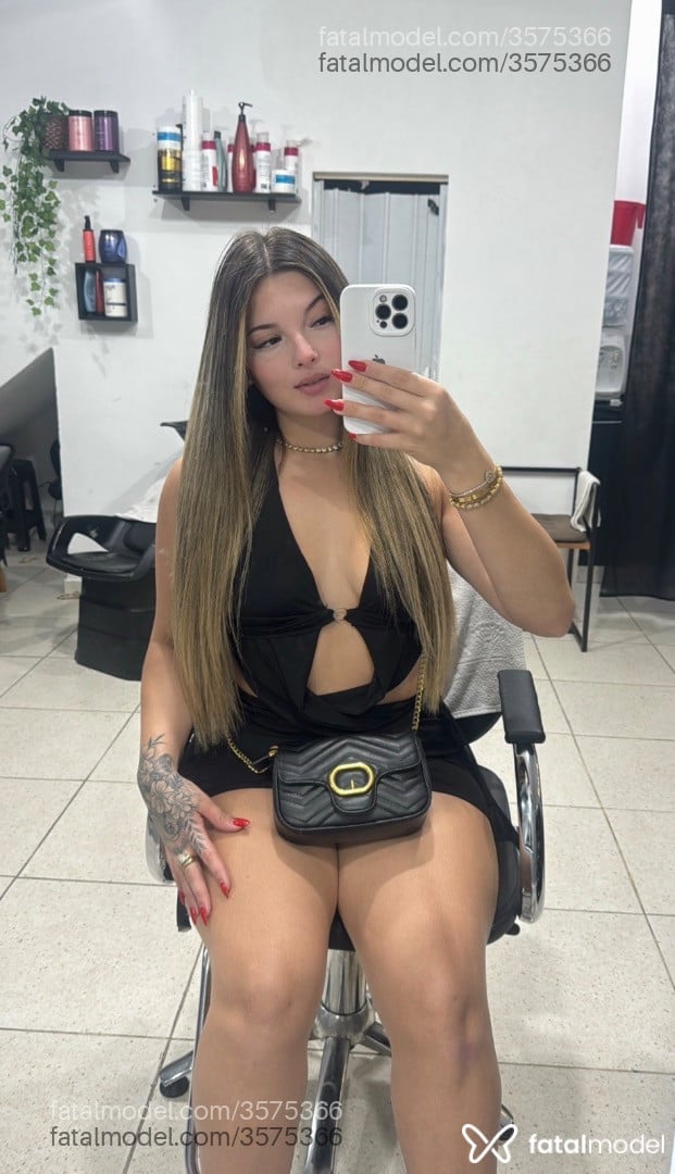 Acompanhante mulher loira (o) de olhos castanhos - Alicia