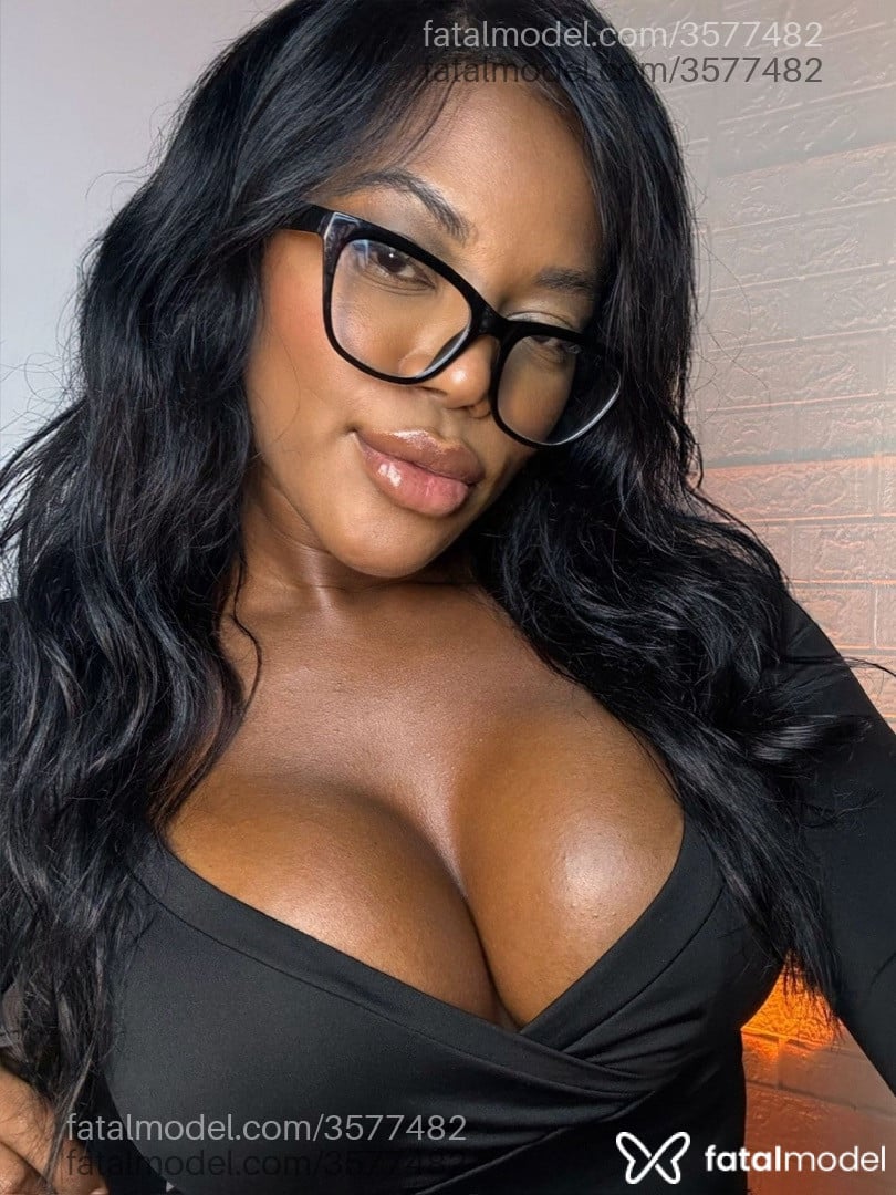 Acompanhante mulher com cabelo castanho de olhos pretos - Luana Couto