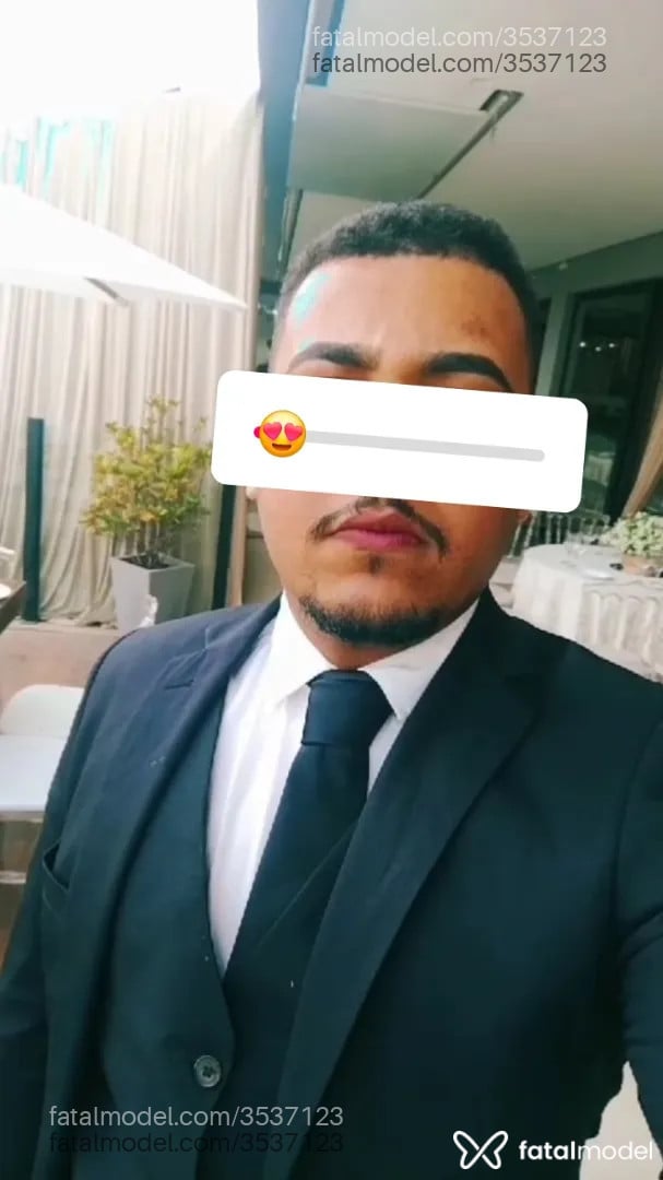 Acompanhante homem com cabelo castanho de olhos pretos - Leon Valmont