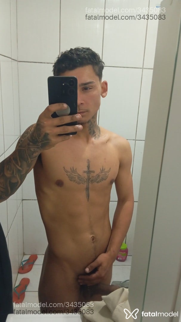 Acompanhante homem com cabelo castanho de olhos castanhos - Leonardo