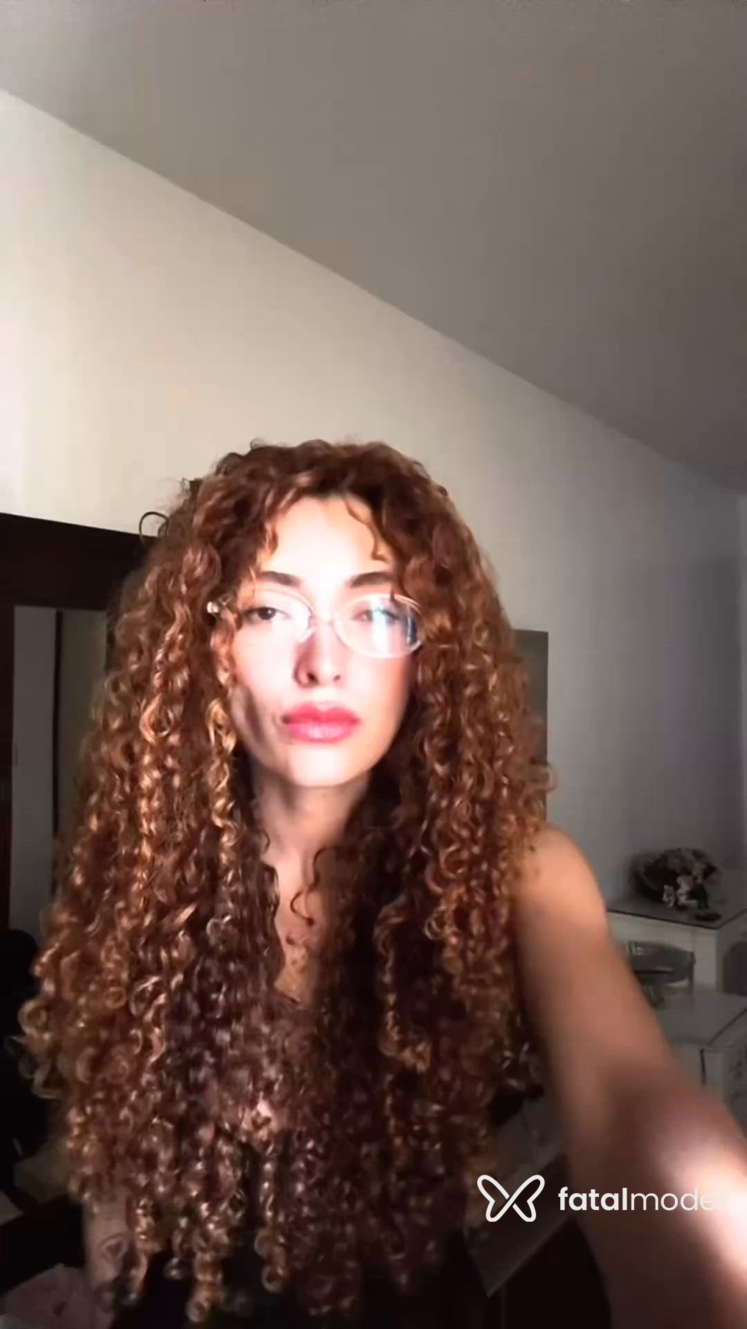 Acompanhante mulher ruiva (o) de olhos castanhos - Nami