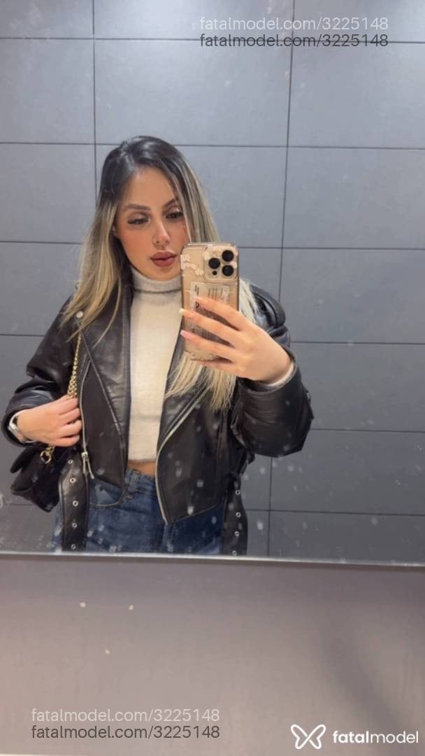Acompanhante mulher loira (o) de olhos castanhos - Hellen