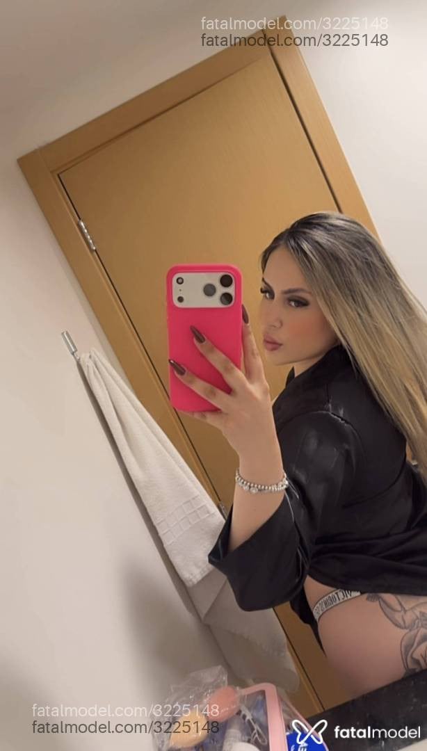 Acompanhante mulher loira (o) de olhos castanhos - Hellen
