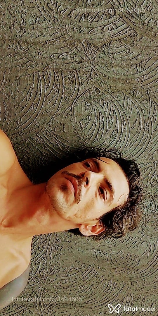 Acompanhante homem trans com cabelo castanho de olhos castanhos - Seuhomemtrans