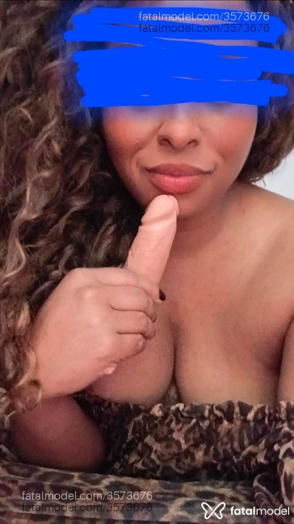 Acompanhante mulher morena (o) de olhos pretos - Camila