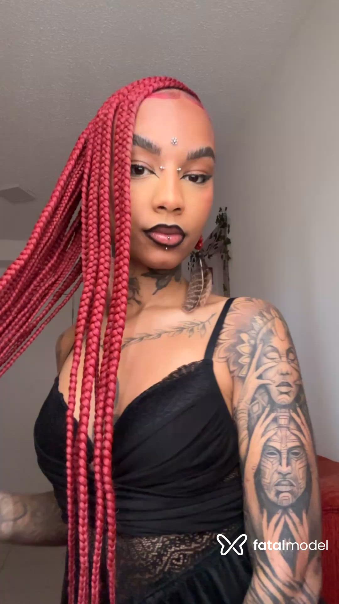 Acompanhante mulher ruiva (o) de olhos castanhos - Safira
