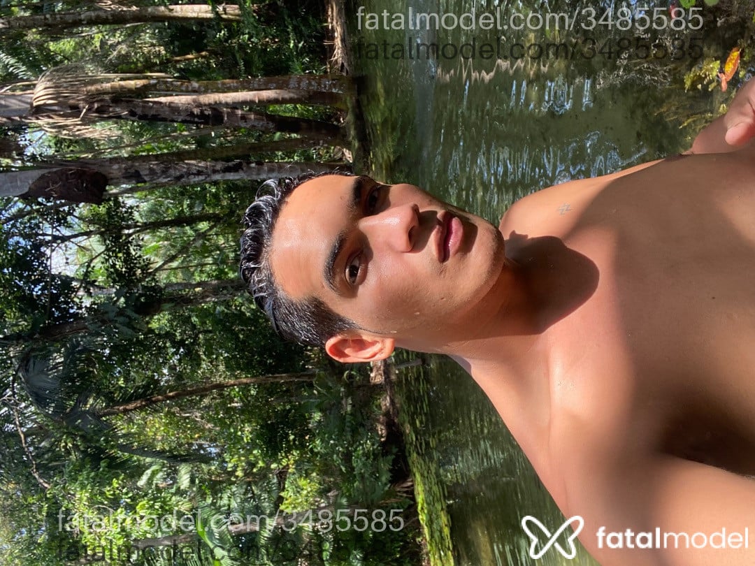Acompanhante não-binário morena (o) de olhos pretos - Yelraj Odecam