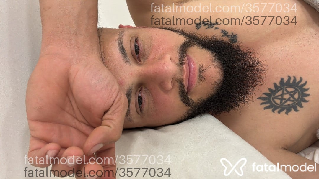 Acompanhante homem sem cabelo de olhos castanhos - Mágico