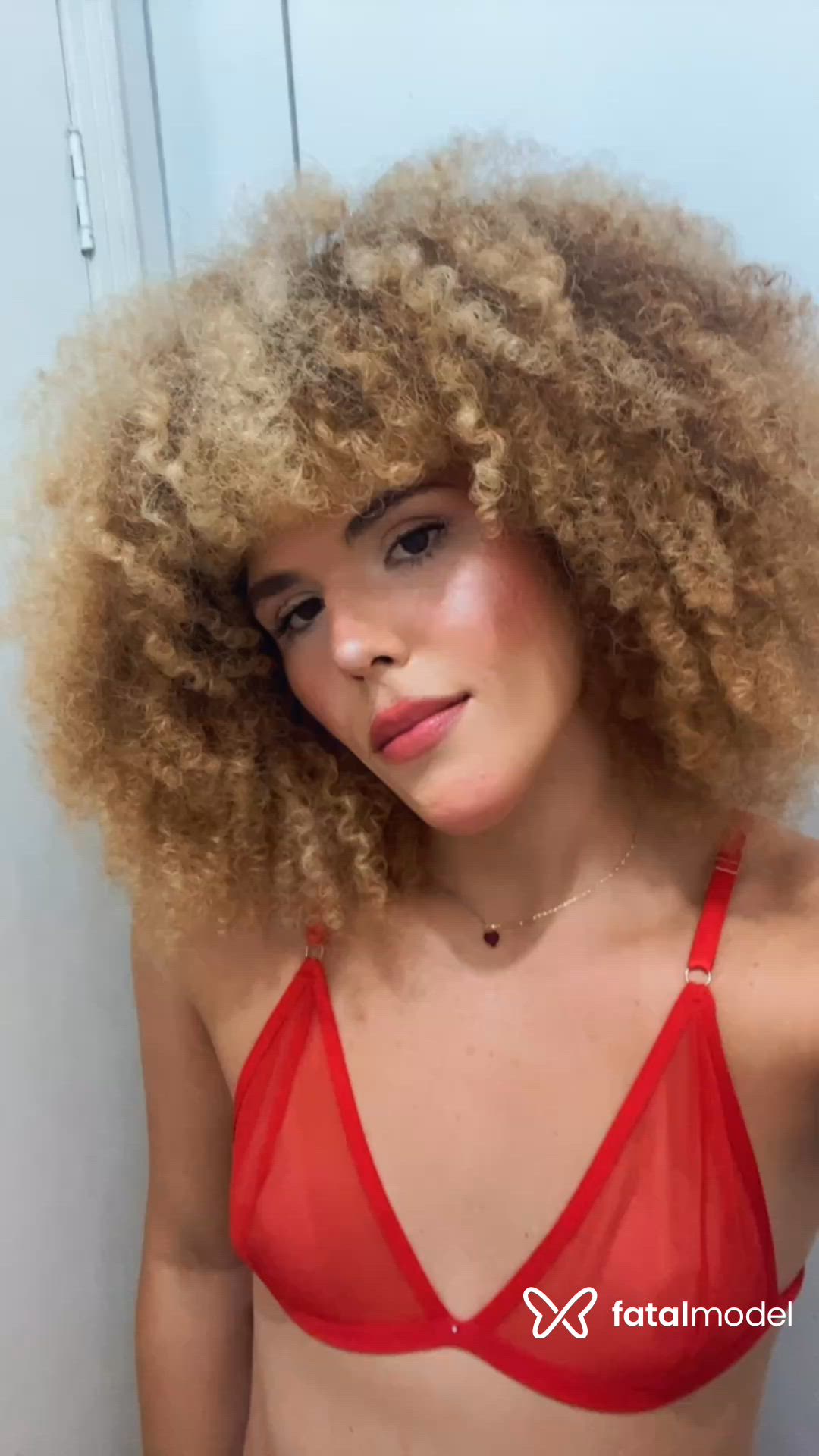 Acompanhante mulher trans loira (o) de olhos castanhos - Paola