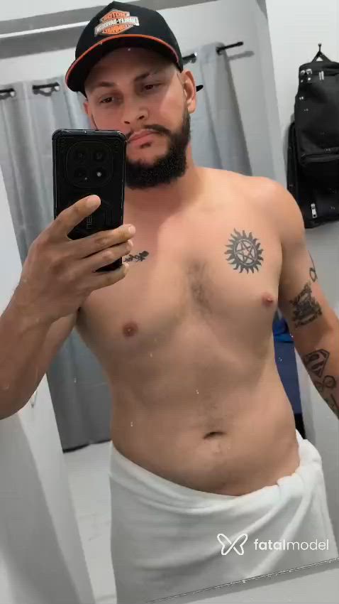 Acompanhante homem sem cabelo de olhos castanhos - Mágico