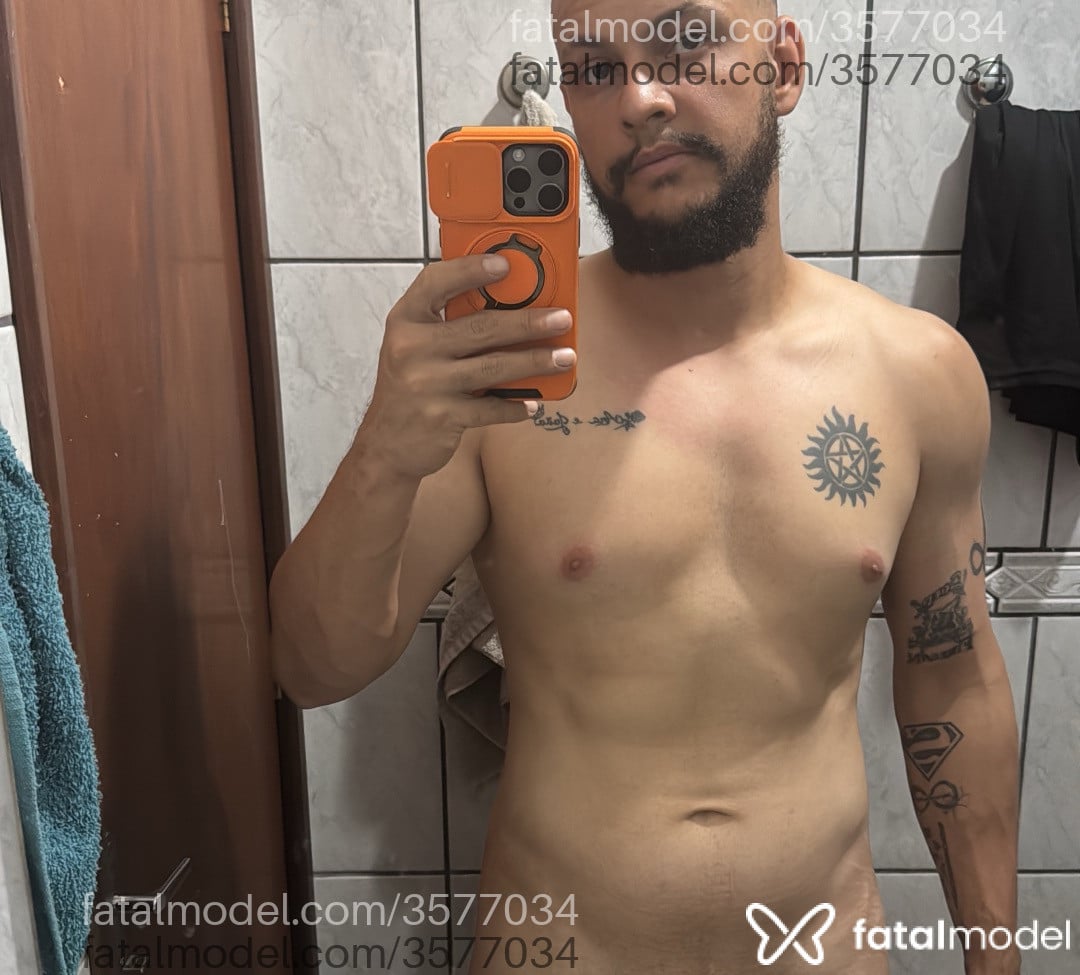 Acompanhante homem sem cabelo de olhos castanhos - Mágico