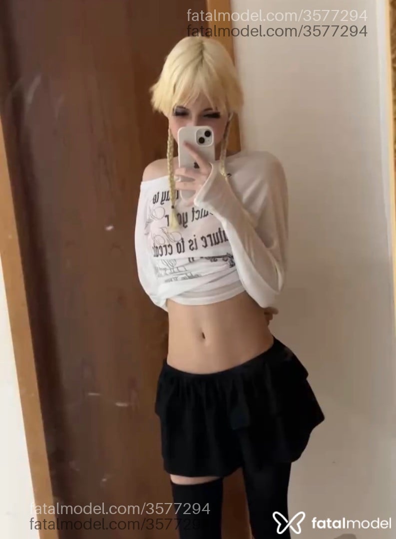 Acompanhante mulher trans loira (o) de olhos castanhos - Nagali