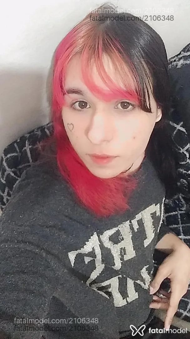 Acompanhante mulher trans com cabelo colorido de olhos castanhos - Mina