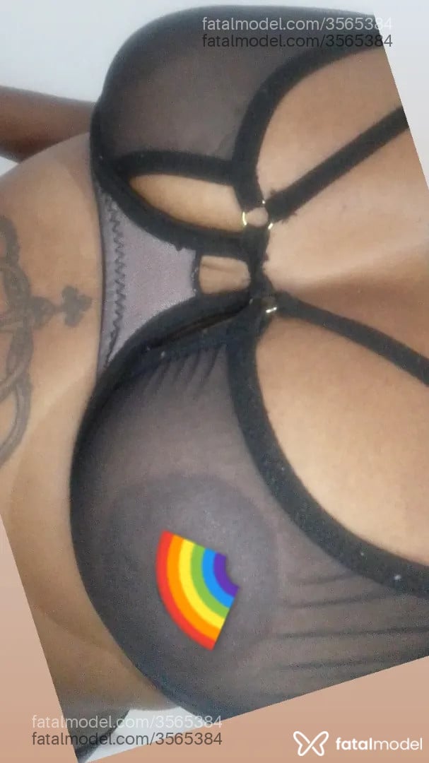 Acompanhante mulher morena (o) de olhos pretos - Pretarara