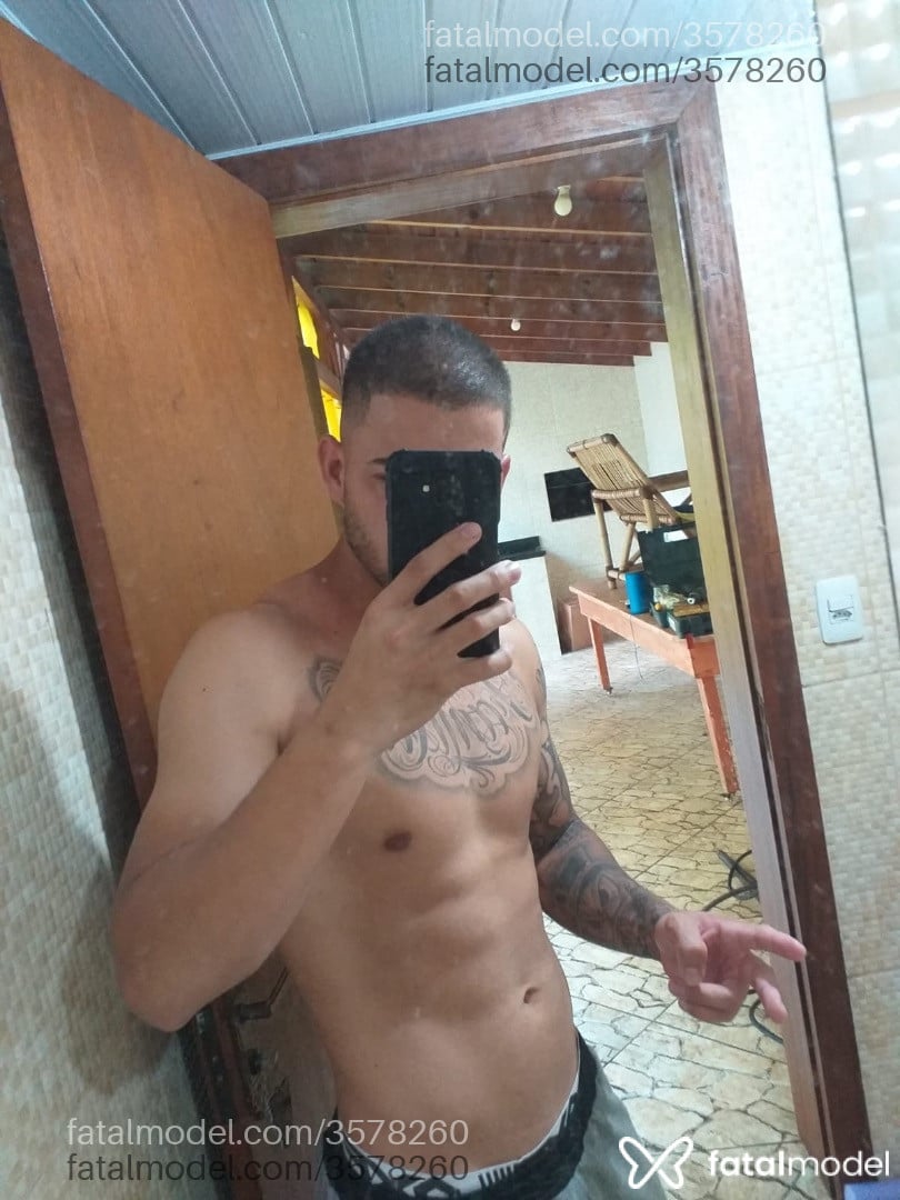 Acompanhante homem com cabelo castanho de olhos castanhos - Kevinho