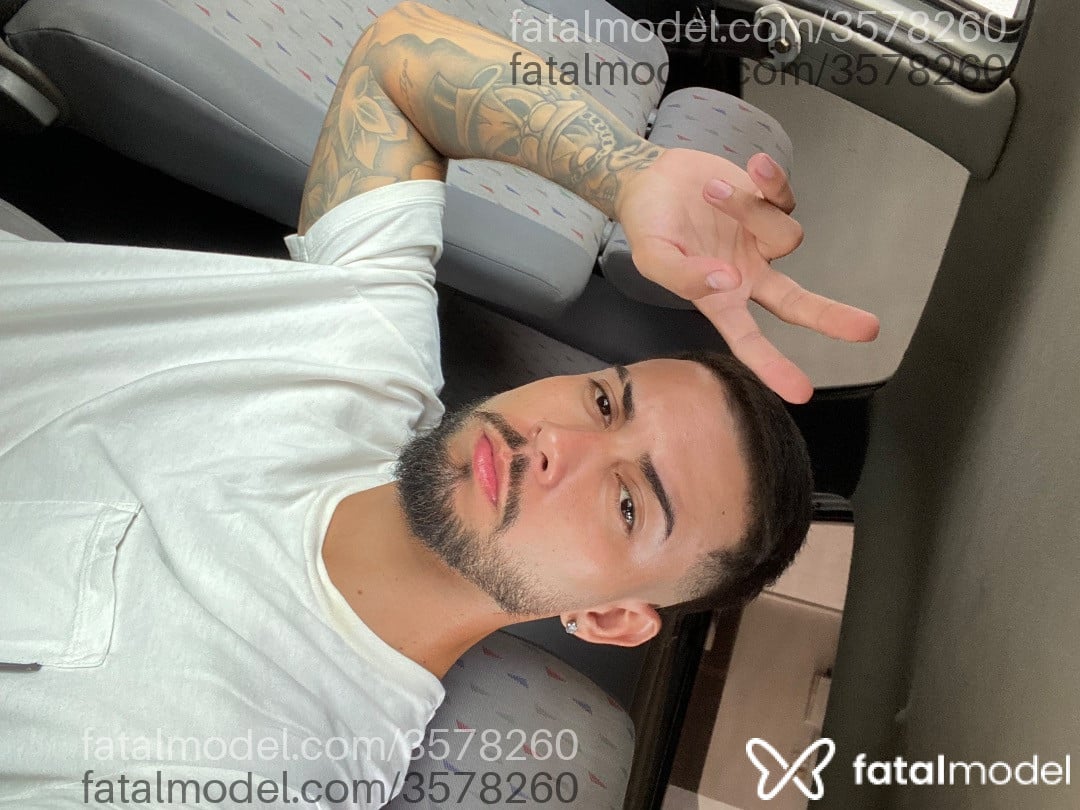 Acompanhante homem com cabelo castanho de olhos castanhos - Kevinho