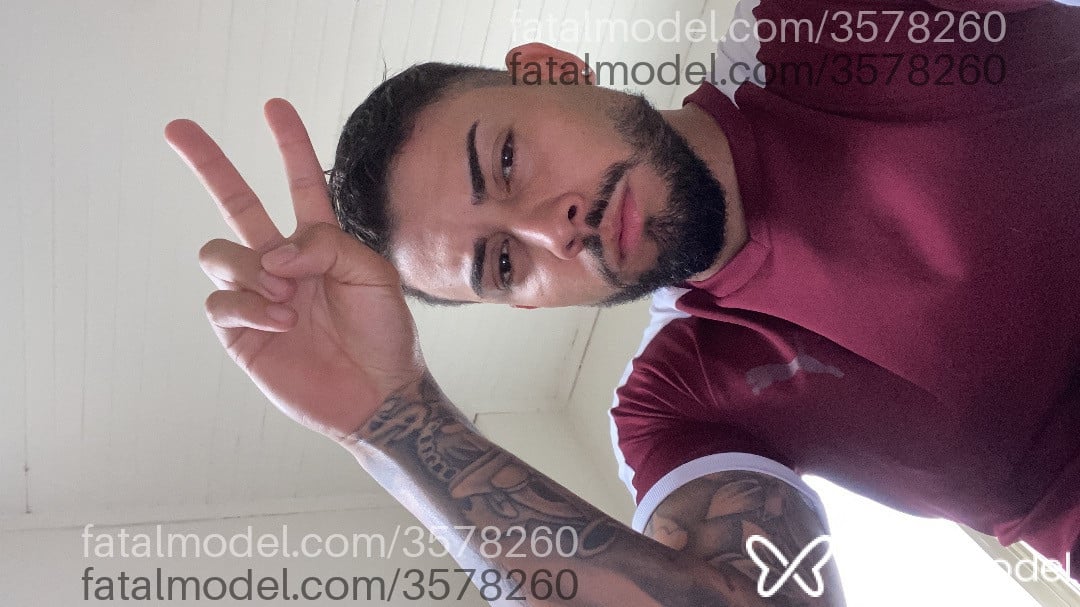 Acompanhante homem com cabelo castanho de olhos castanhos - Kevinho
