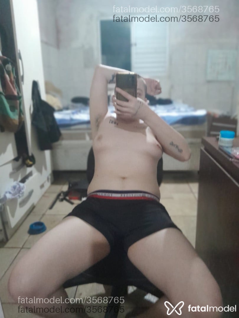 Acompanhante homem trans com cabelo castanho de olhos mel - Alexander