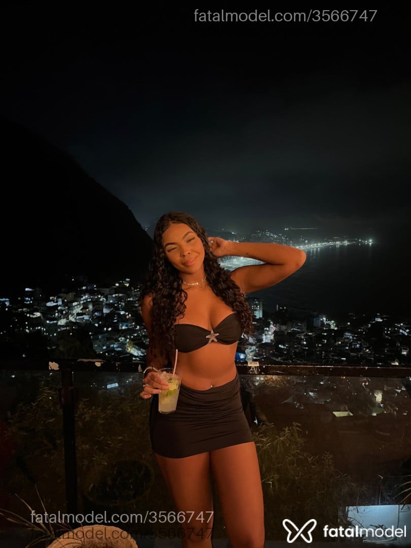 Acompanhante mulher morena (o) de olhos castanhos - Morena