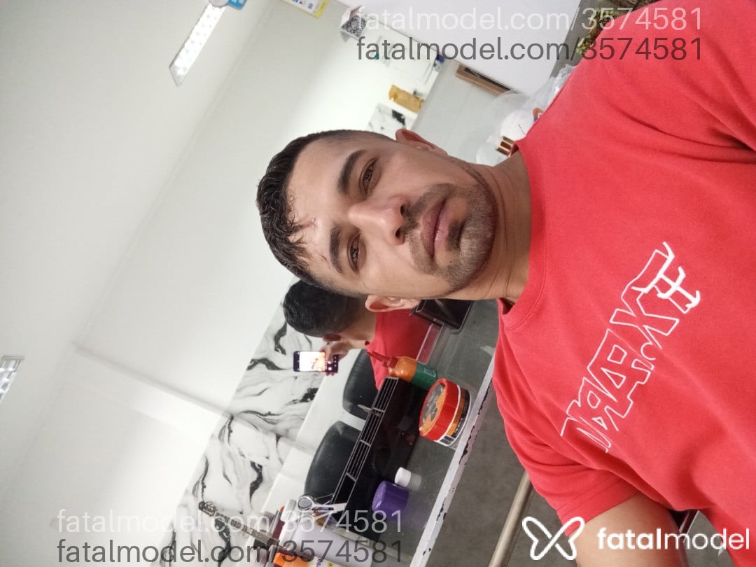 Acompanhante homem com cabelo castanho de olhos castanhos - Antônio