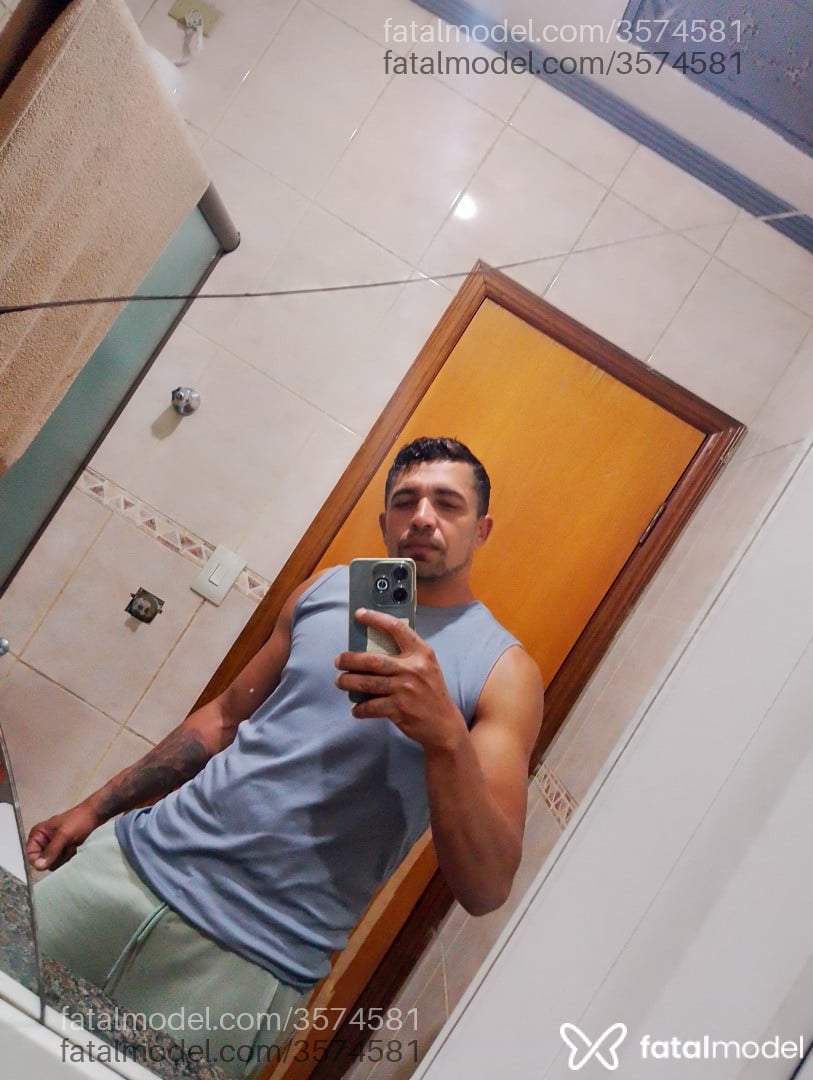 Acompanhante homem com cabelo castanho de olhos castanhos - Antônio