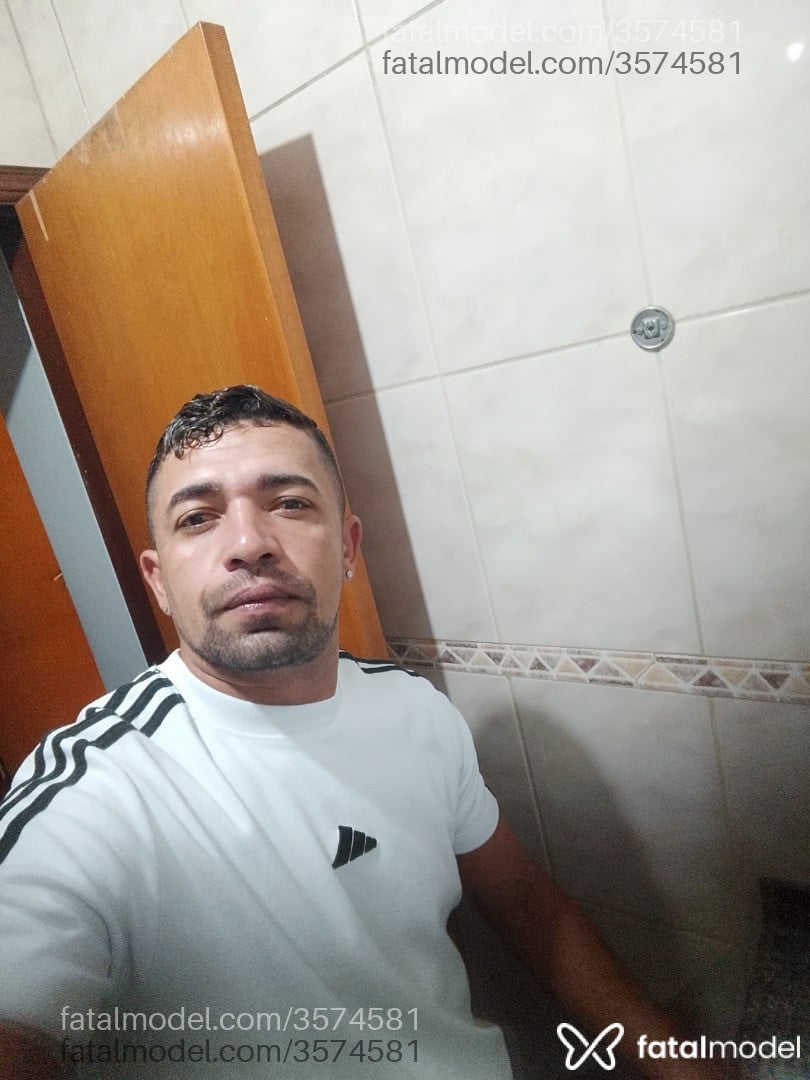 Acompanhante homem com cabelo castanho de olhos castanhos - Antônio
