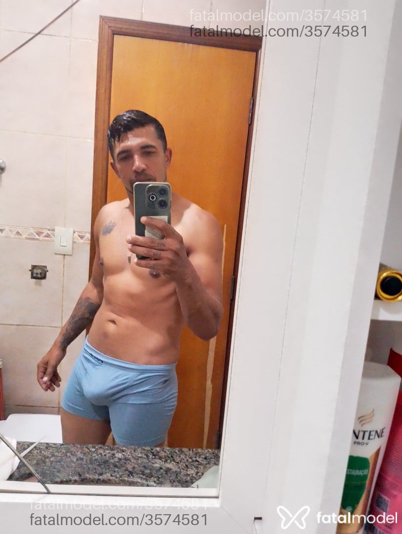 Acompanhante homem com cabelo castanho de olhos castanhos - Antônio