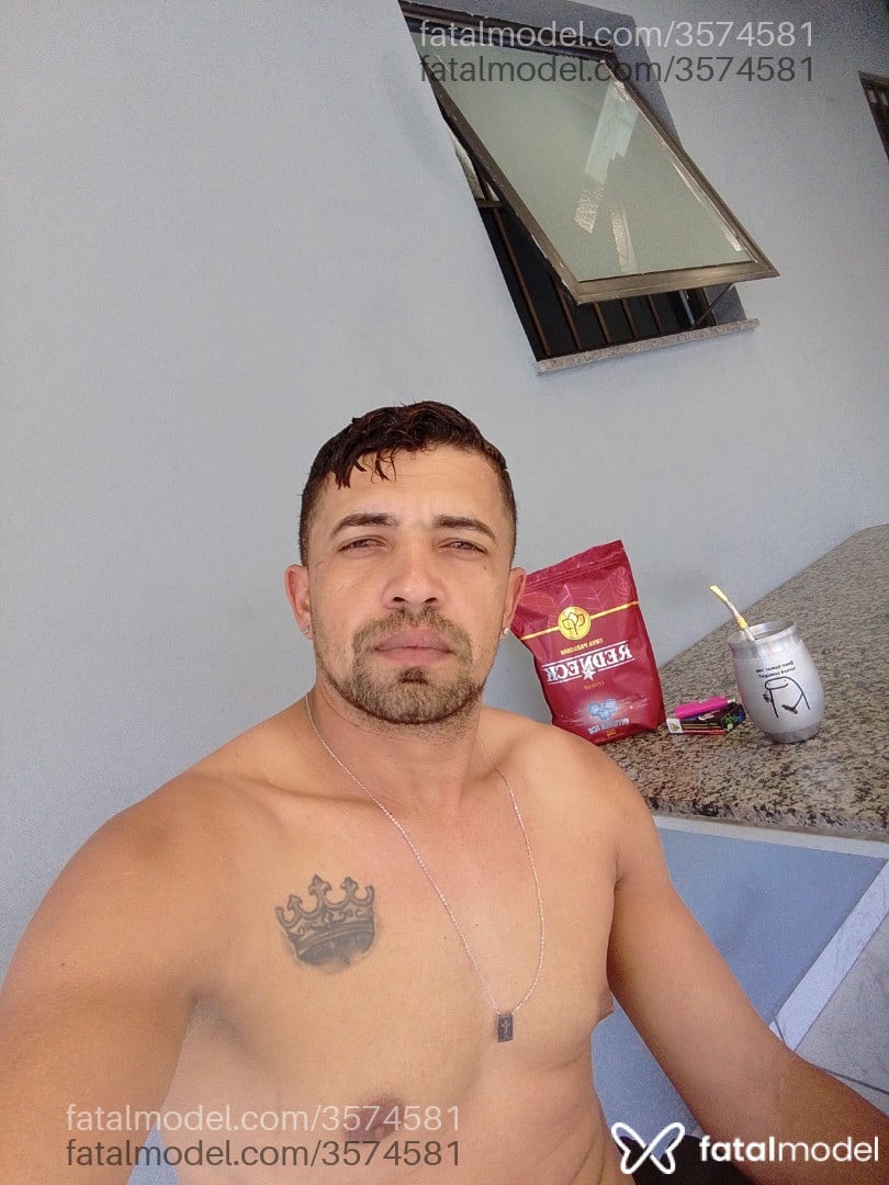 Acompanhante homem com cabelo castanho de olhos castanhos - Antônio