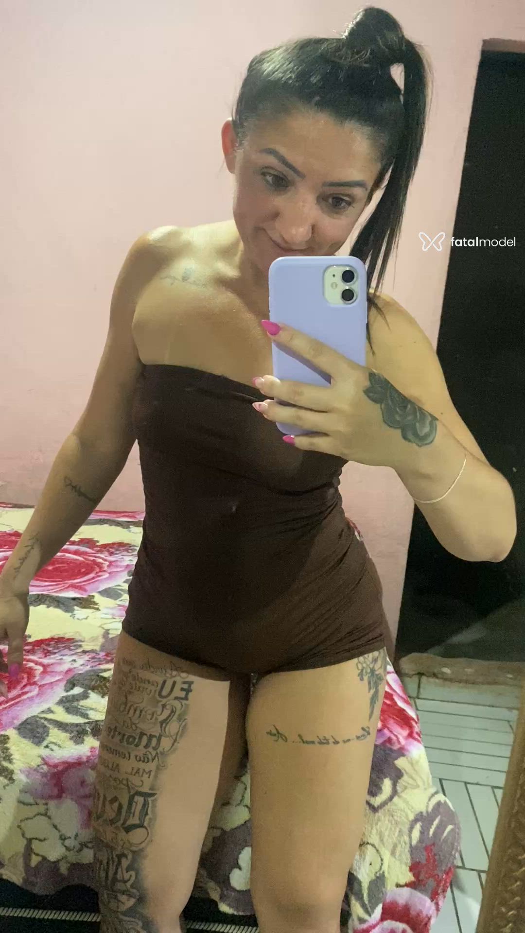 Acompanhante mulher com cabelo colorido de olhos castanhos - Ah Cabulozinha