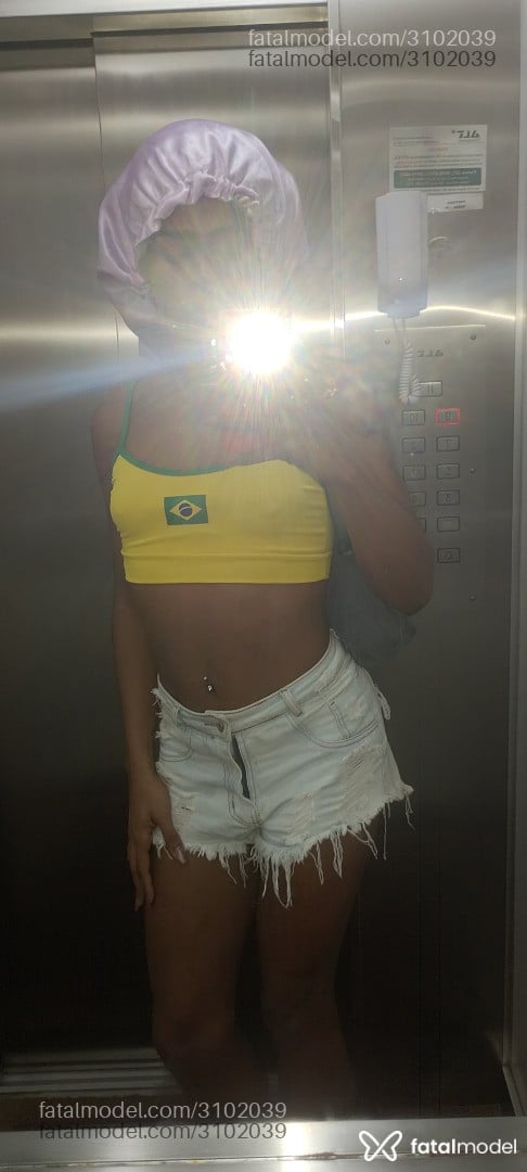 Acompanhante mulher trans morena (o) de olhos castanhos - Mia
