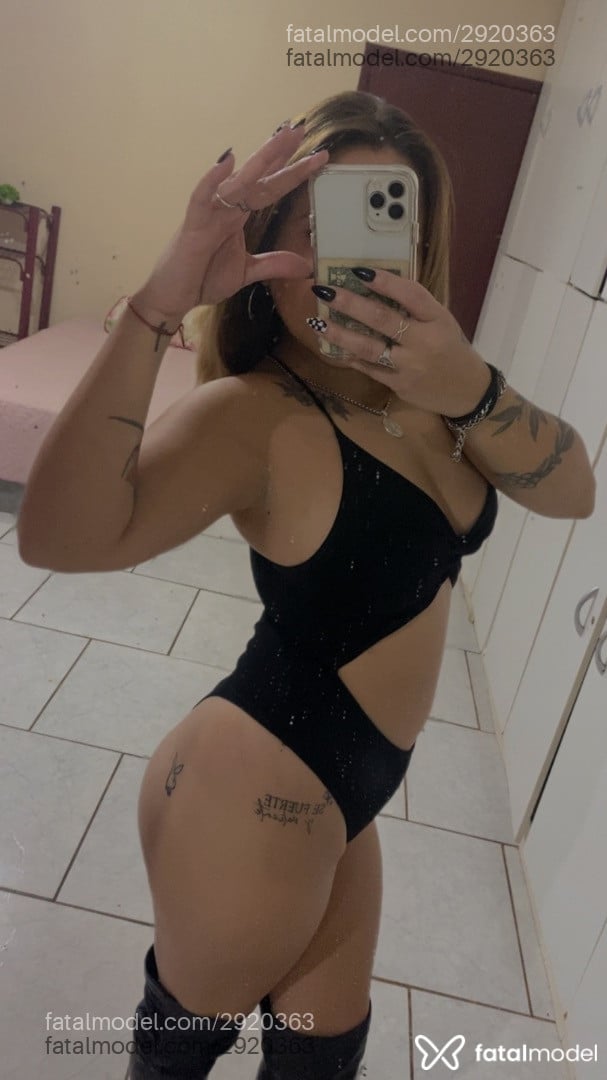 Acompanhante mulher loira (o) de olhos castanhos - Baarbii