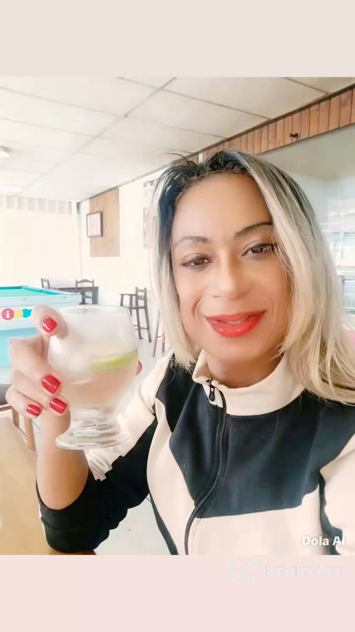 Acompanhante travesti loira (o) de olhos castanhos - Pyetra Voltz Acompanhante travesti loira (o) de olhos castanhos - Pyetra Voltz