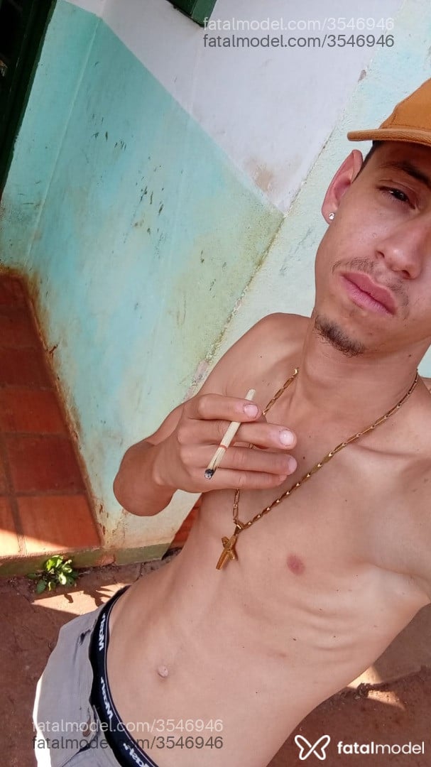 Acompanhante homem sem cabelo de olhos pretos - Ronaldo